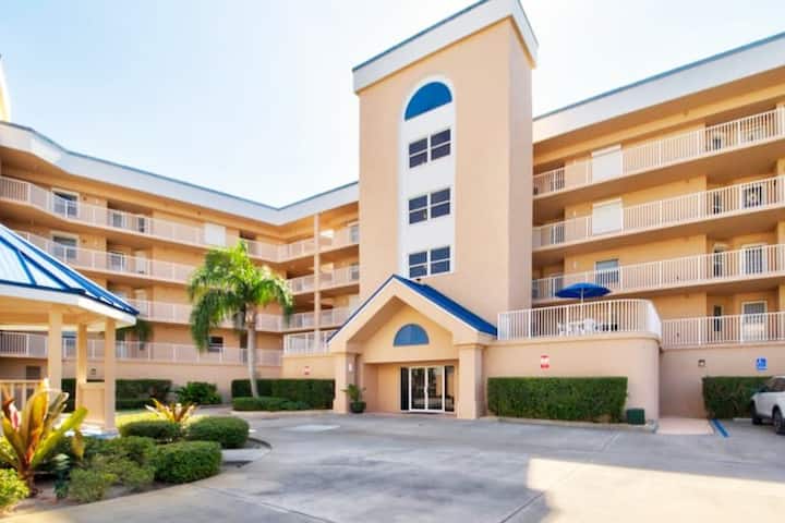 Gorgeous Condo Steps From The Beach - Cape Canaveral, FL