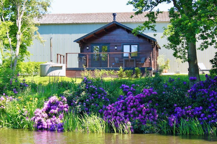 Idyllic Rural Log Cabin Escape With Hot Tub - West Sussex