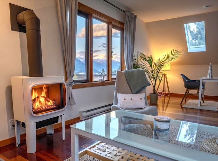 Zen Suite In The Heart Of Town With A Fireplace - Nelson