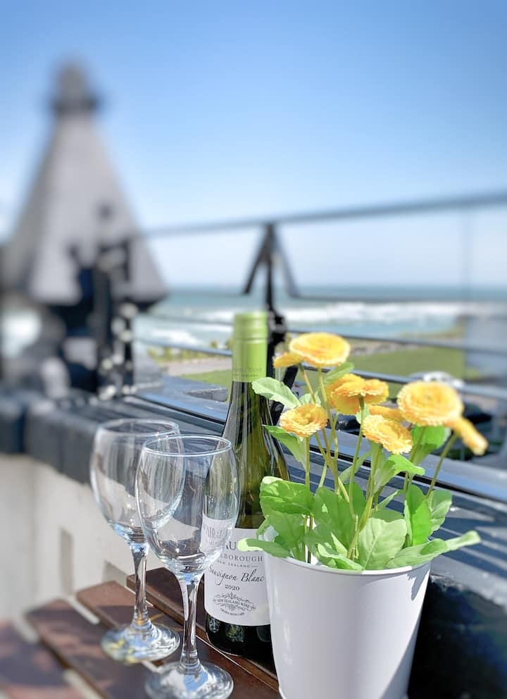 Cocktails On Clifftop With Balcony And Sea Views - Broadstairs