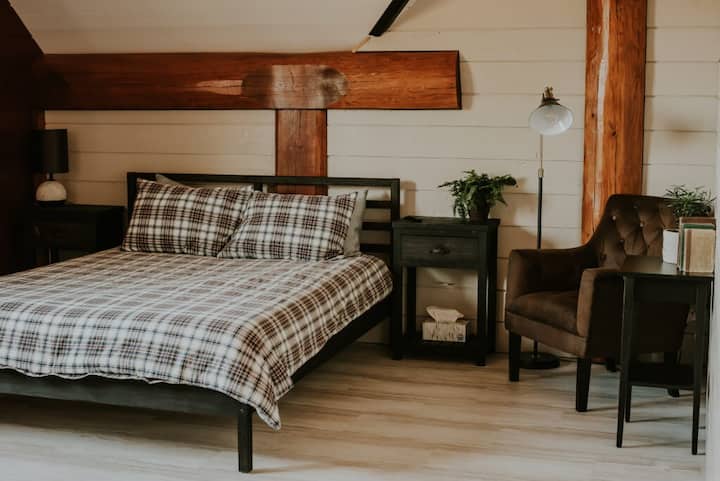 Log Home - Private Suite - Carlyle