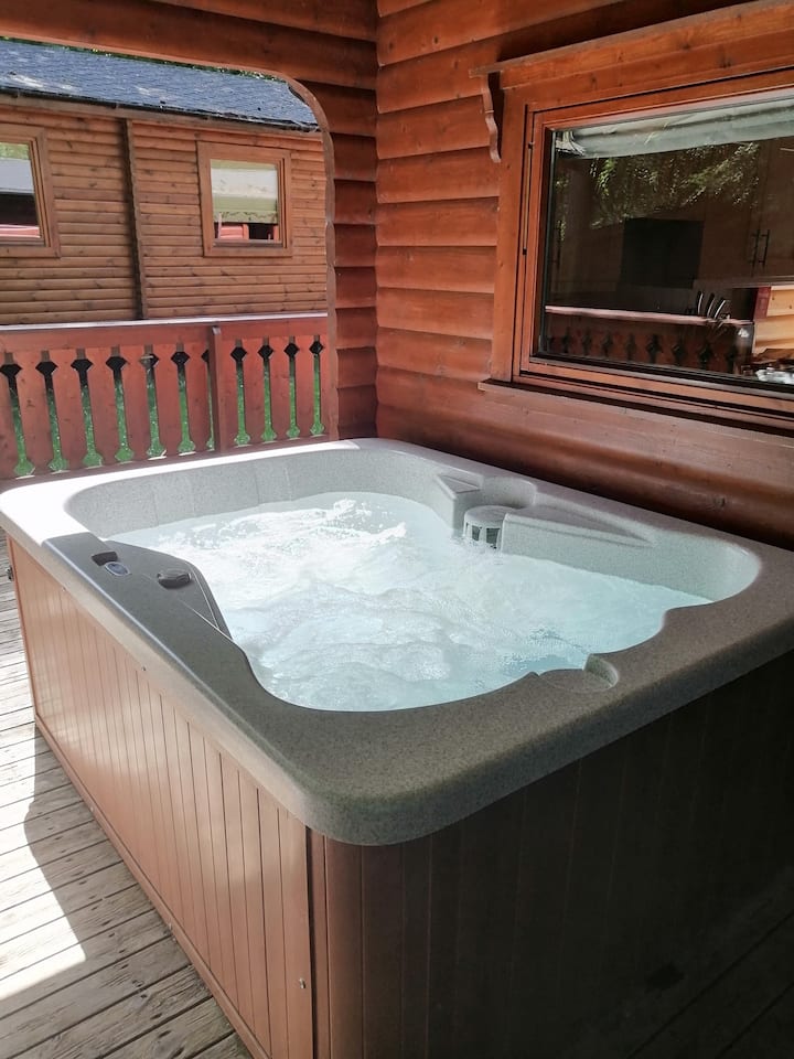 Hawthorn Lodge - Woodland Cabin With Hot Tub - Louth