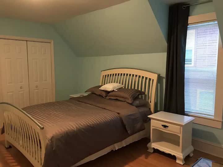 Queen Bed, 1 Block To Event Center (R3) - New Brunswick