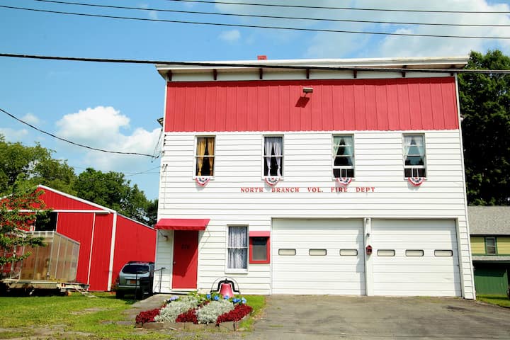 Firehouse Airbnb!  Huge 1bdrm/loft/kitchen - Bethel, NY