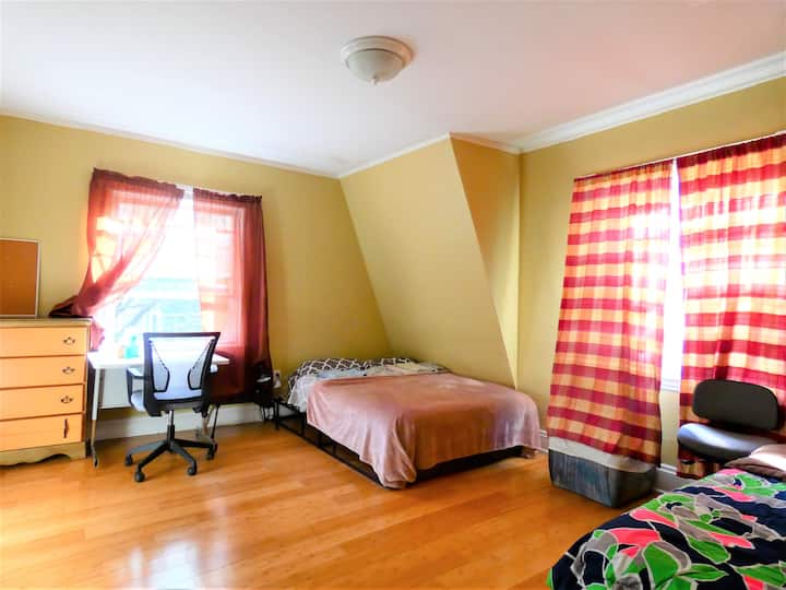 Tufts-davis Large Bedroom, Semiprivate Bath - ブルックライン, MA