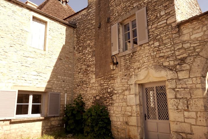 Castle Gatehouse In Puligny Montrachet - Santenay