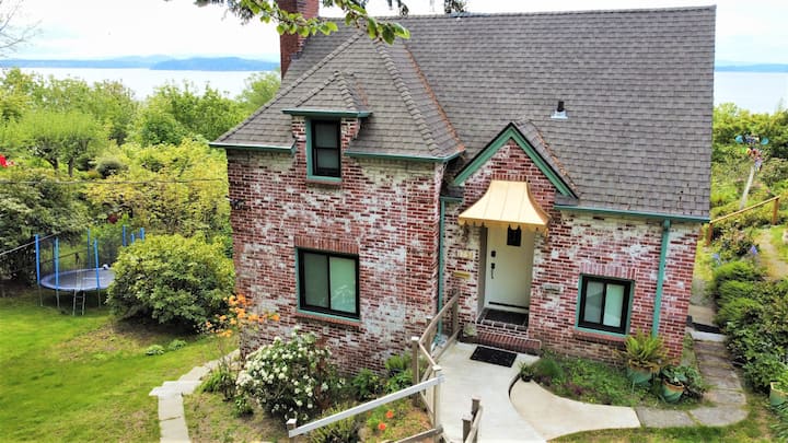 Stunning West Seattle View House - Bainbridge Island, WA