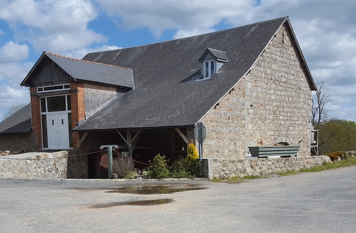 Charming 2-bed Cottage Within Barn In Merinchal - Creuse