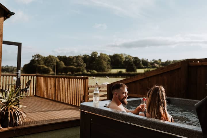 Luxury Shepherd's Hut,  Hot Tub And Views! - Welshpool