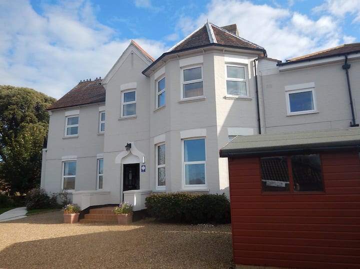 10 Bedroom House On The Western Tip Of The  Iow - Milford on sea