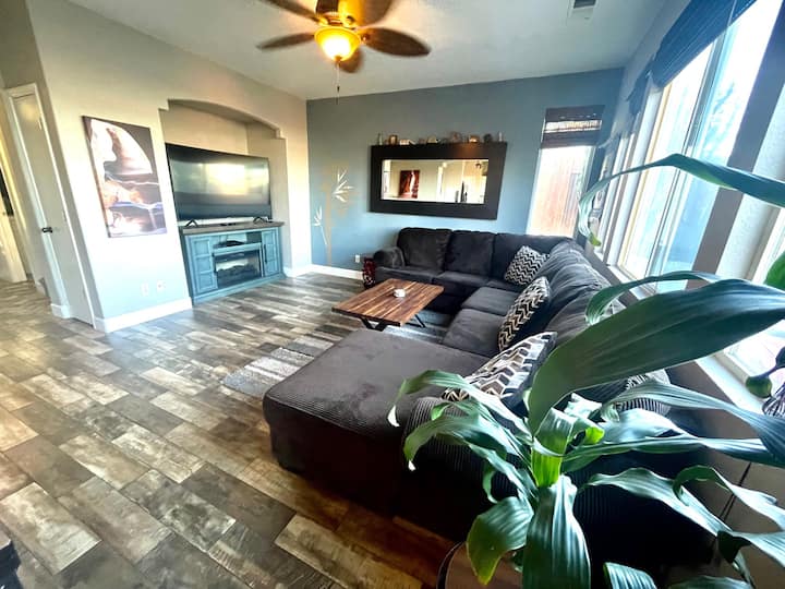 Quiet, Relaxing, Pet Friendly Home In Nw- Hot Tub! - Reno, NV