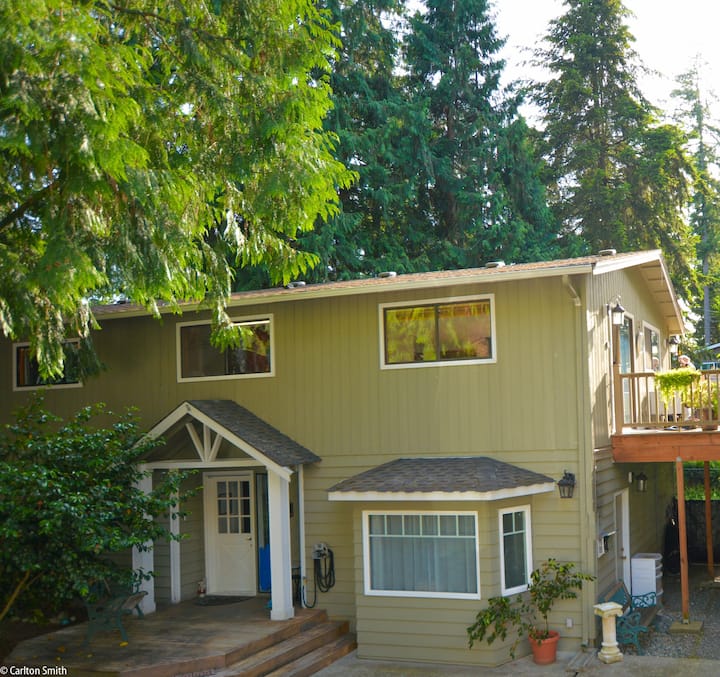 Two Story House With Fenced Backyard - Sammamish