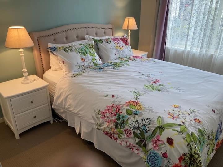 Lilac Room, Q Size Bed In The " Blue Wren Cottage" - Berrima