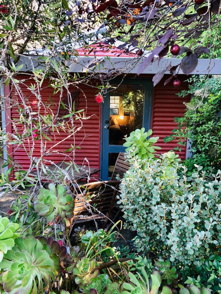 The Little Lodger: Cosy Room Set In A Lush Garden - Uraidla