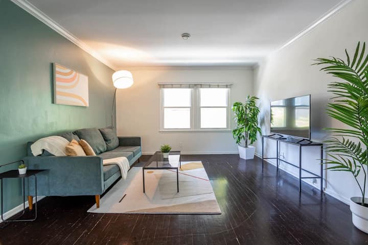 Beautiful Spacious 1bd/1ba W/ Desk And Chair, Washer/dryer Inside! - Hyde Park - Los Angeles