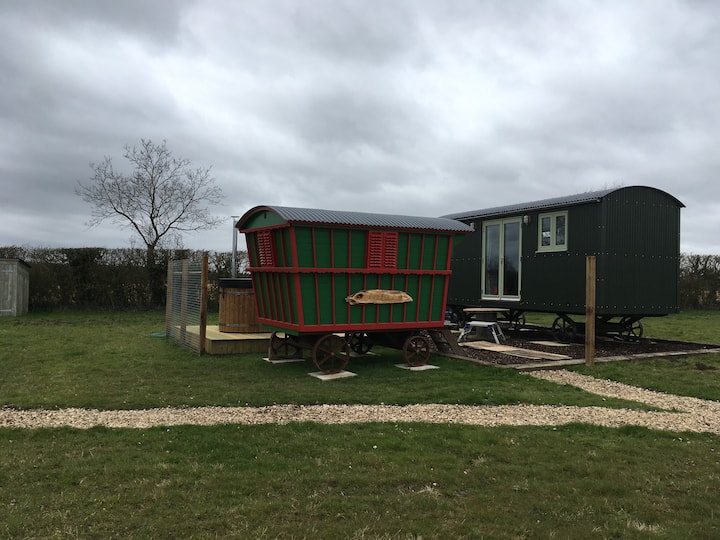 Luxury Shepherd's Hut And Gypsy Wagon - Wymondham