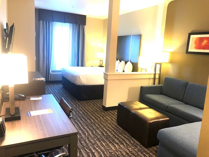 Comfort Suites Hotel (Complementary Hot Breakfast) - Houston