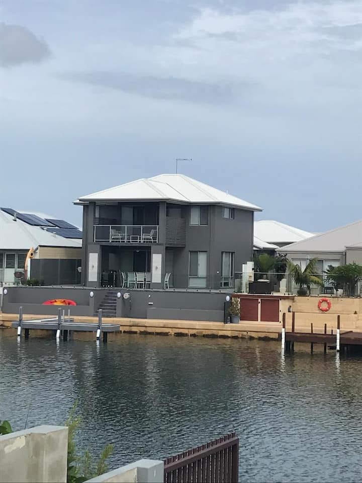 Luxury 2 Story Canal Paradise With Private Jetty - Mandurah