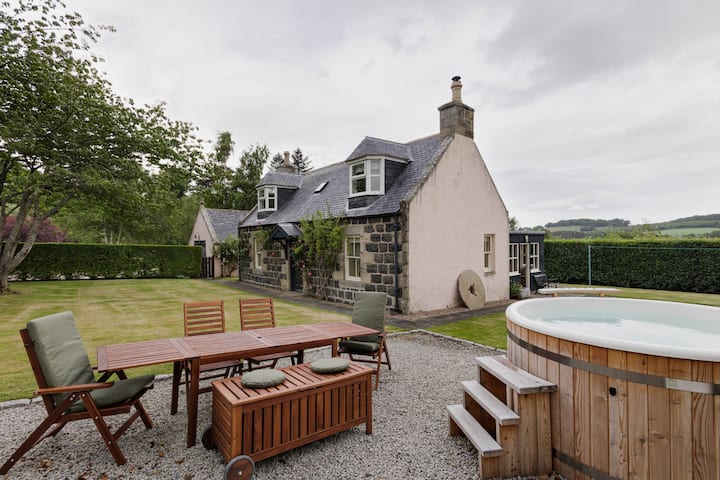 Country Cottage With Hot Tub On Mayen Estate - Huntly