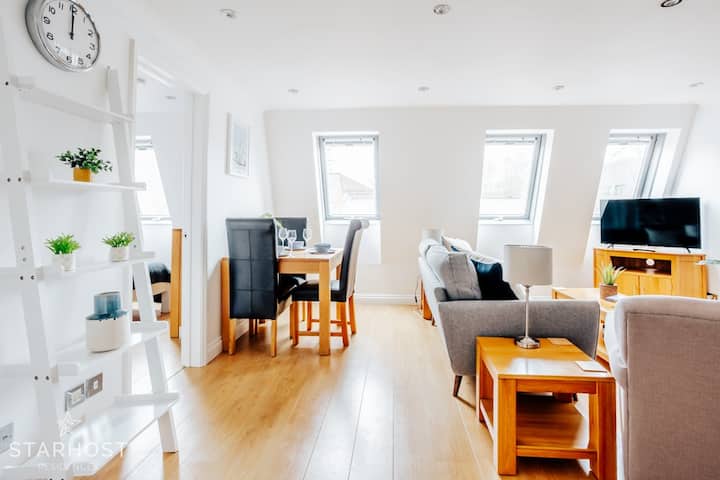 Central 3 Bed Apartment At Regents Court, Newbury - ニューベリー