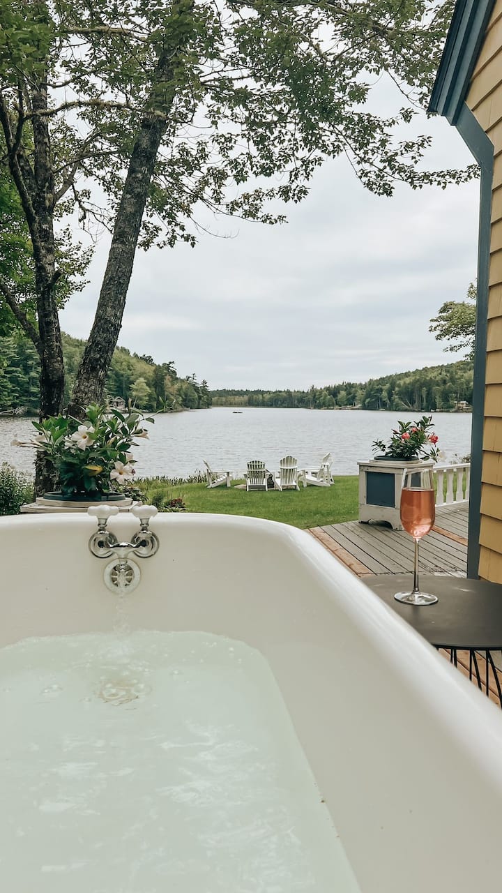 Lovely Times Cottage - A Chester Lakeside Retreat - Nova Scotia