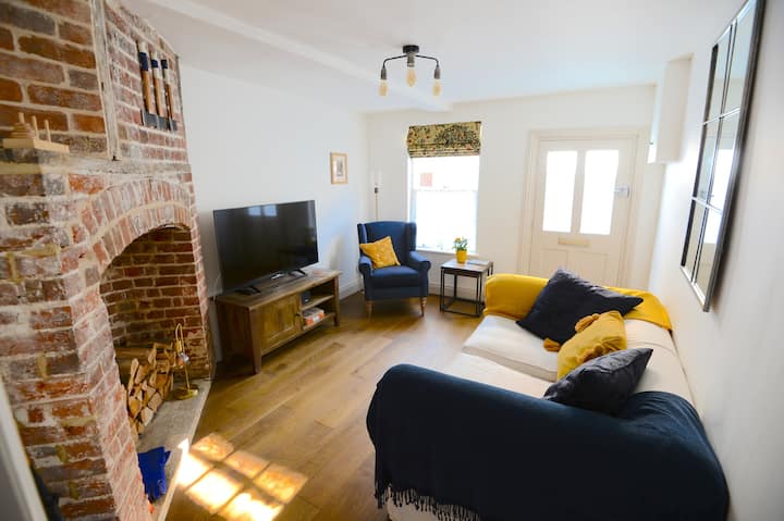 An Immaculate Cottage In The Heart Of Woodbridge - Woodbridge