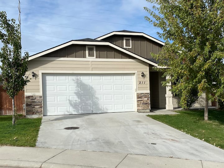 Furnished Home For 10 - Meridian, ID
