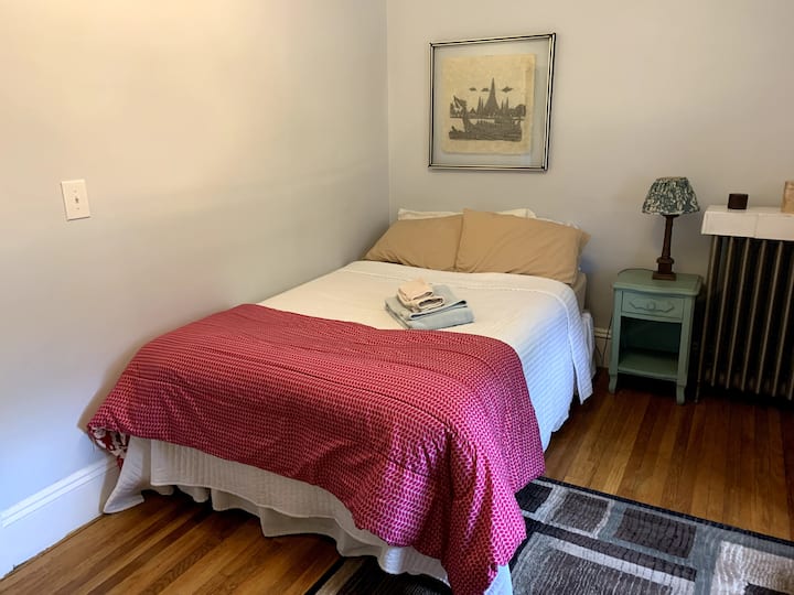 Private Bedroom In Spacious Home - Lynn, MA