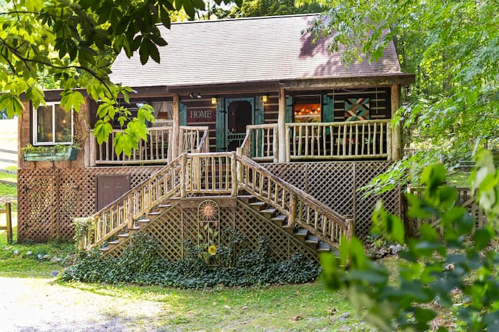 Romantic Secluded Cabin With Hot Tub - Hampton, TN