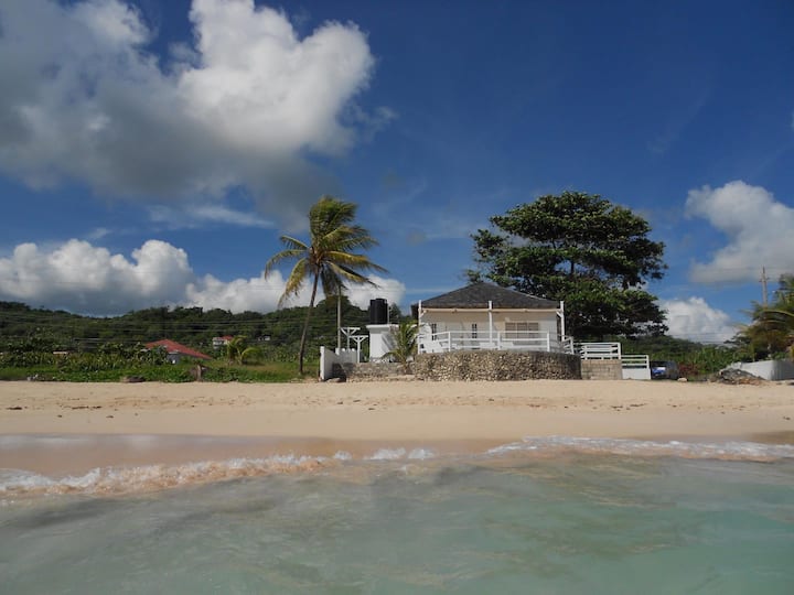 Breathtaking Beach Front Gem Where Healing Begins - Jamaïque