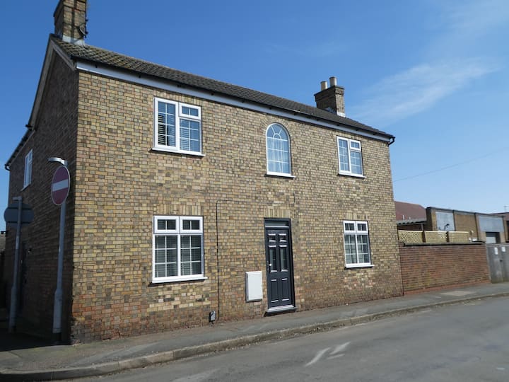Large Unique 4 Bedroom Whittlesey Home - Peterborough