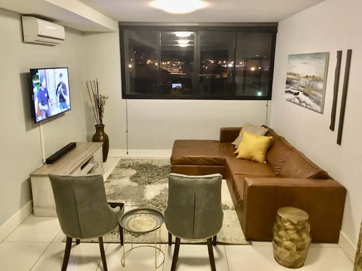 Secure, Modern & Comfy, Lux Suite @77 Independence - Windhoek