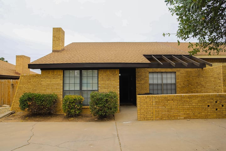 Cheerful And Sparkling Clean 2-bedroom Home. - Midland, TX