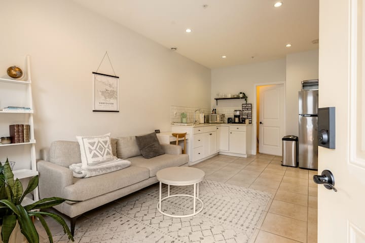 Modern Immaculate 1bd Suite In Vancouver - Richmond
