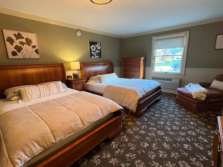 Southern Vermont Comfortable & Private Suite 200 - Bennington, VT