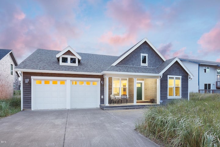 2 Blocks To Beach!! 3 Bedroom Family & Dog- Friendly W/fence! Close To Pelican! - Pacific City, OR