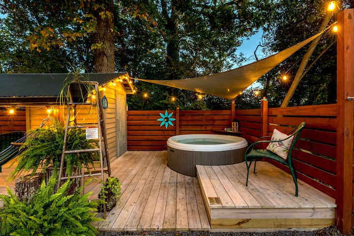 Hot Tub - Fountain City Bungalow - Fire Pit & Wifi - Knoxville, TN