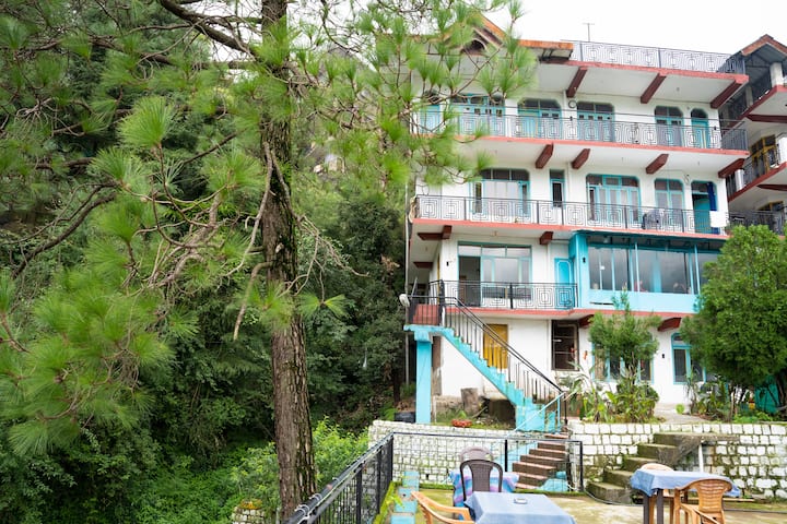 Mountain Retreat: Spacious Studios For 12 Guests - Dharamsala