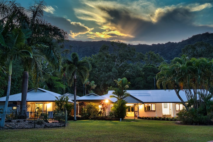Stunning Family Resort Style Home - Swimming Pool + Full Tennis Court - Cairns
