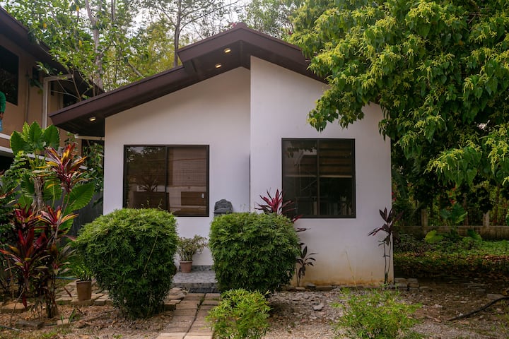 Feel At Home In This Bungalow W/ Hi-speed Internet - Coron