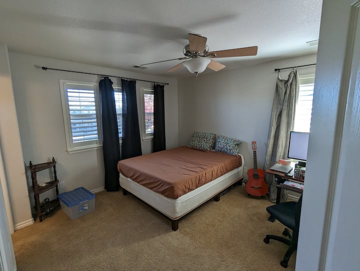 Bedroom With A Workdesk - Castle Rock