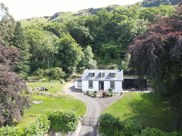 Modern Cottage With Loch & Mountain Views - Arrochar