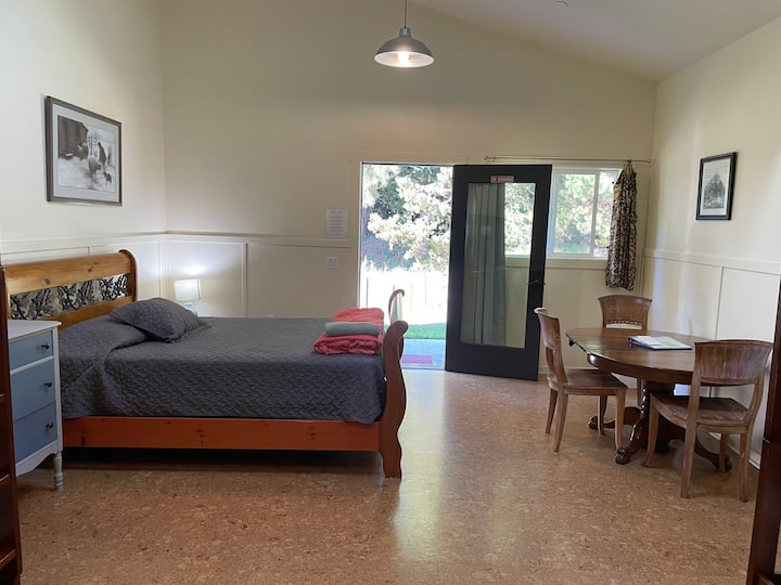 Big Beautiful Redwood Room, Walk To Beach & Nature - Mendocino