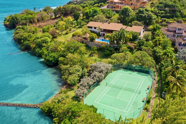 Private 2-acre Waterfront Retreat W/ Tennis Court! - Granada