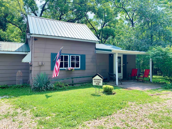 Historical Cottage With A Shabby Chic Flair! - Rolla, MO