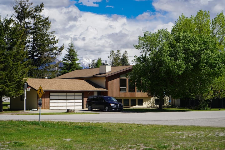 3 Bedroom--steps Away From The Beach And Town - Invermere