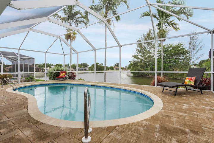 Waterfront Villa Palm Breeze  Heated Pool And Spa - ケープコーラル, FL