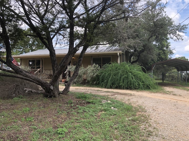 Cozy Cottage Close To Town - Wimberley, TX