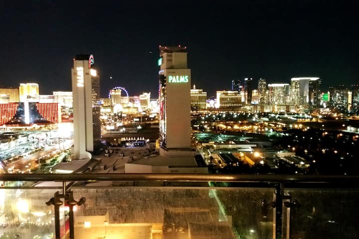 Best Strip View Balcony Suite No Resort Fee #18308 - Circus Circus Hotel