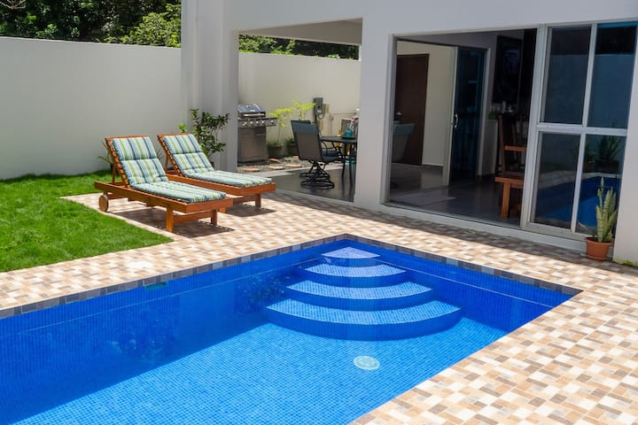 Townhome w Pool, Modern and Secure - Walk to Beach and Town - Nikaragua